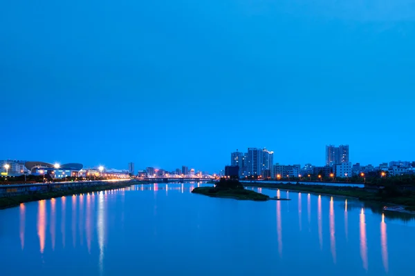 Puente y ciudad — Foto de Stock