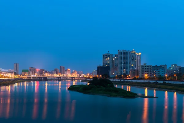 Puente y ciudad — Foto de Stock