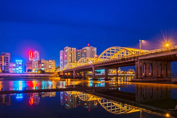 Ponte e cidade — Fotografia de Stock