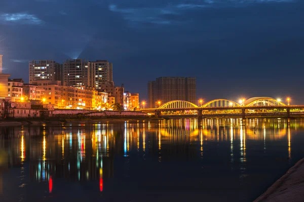 Puente y ciudad — Foto de Stock