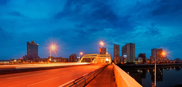 Brug en stad — Stockfoto