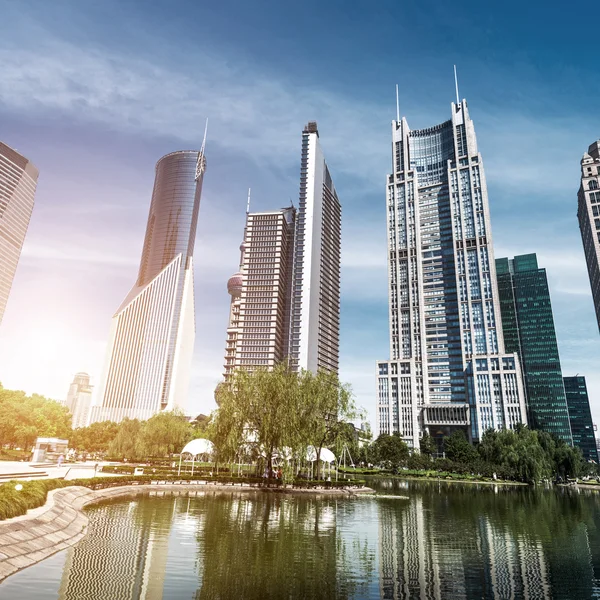 Park und Wolkenkratzer — Stockfoto