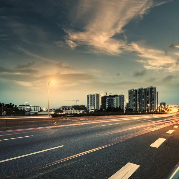 Stad en over de weg — Stockfoto