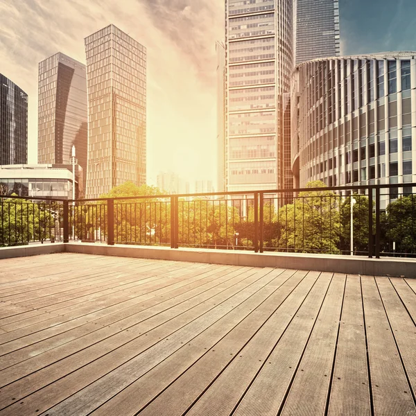 Bürogebäude und Holzplattformen — Stockfoto