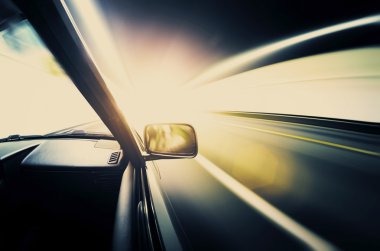 Tünel içinde hızlı arabalar