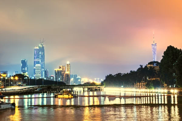 Ponte de Guangzhou à noite na China — Fotografia de Stock