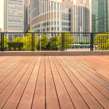 ofis binaları ve ahşap platformlar