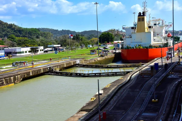 Grande Navio Atravessando Pedro Miguel Locks Canal Panamá — Fotografia de Stock