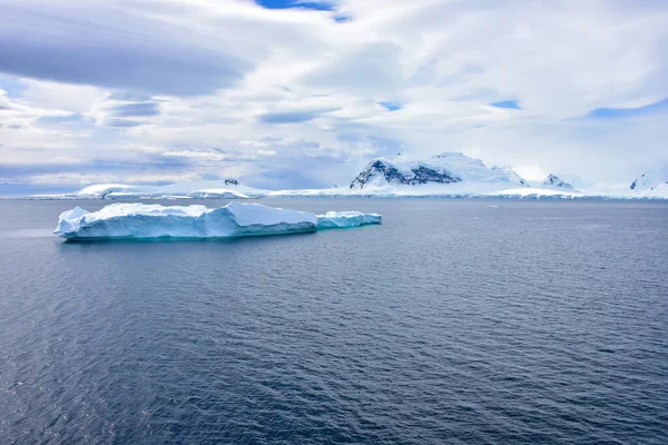 Ein Schöner Blauer Eisberg Schwimmt Vor Der Antarktis — Stockfoto