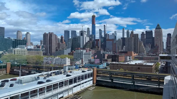 Linia Manhattanu Zabrana Dokującego Statku Wycieczkowego — Zdjęcie stockowe
