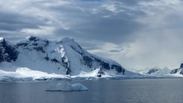 Una Vista Una Masa Tierra Antártida Desde Barco Que Pasa — Vídeo de stock