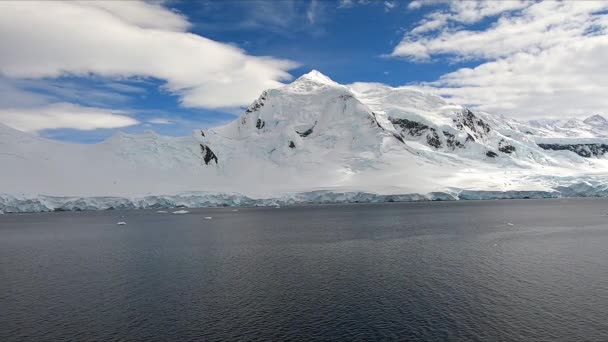 Сніг Вкрив Острів Анверс Під Рідкісним Блакитним Небом Антарктиді Камери — стокове відео