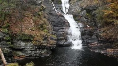 Raymondskill Şelalesi, Raymondskill Deresi, Delaware Su Kanalı, Pennsylvania. Kamera soldan sağa dönüyor. Sesle..