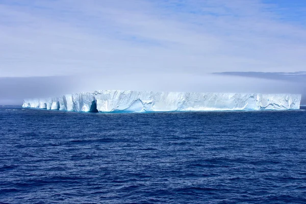 南極のアドミラルティ湾に浮かぶ大きな青い氷山 ストック画像