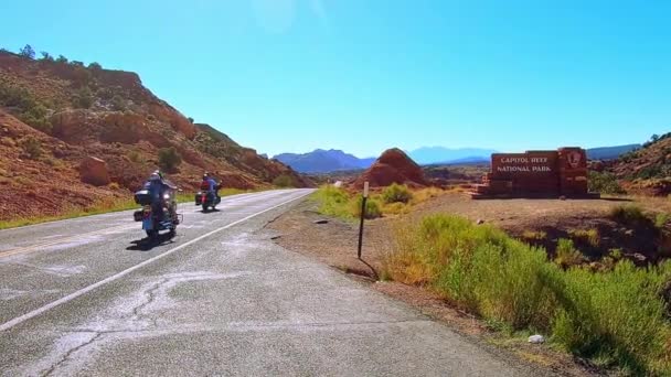 Entrada Norte Parque Nacional Capitol Reef Sur Utah Motocicletas Moviéndose — Vídeos de Stock