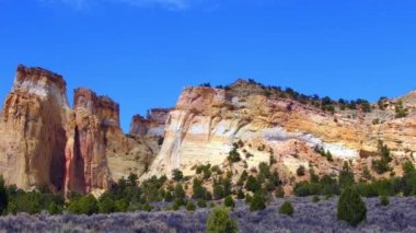 Grosvenor Kemeri adlı iki kemer Kodachrome Havzası Eyalet Parkı 'nın doğusunda Grand Staircase Escalante Ulusal Anıtı' nın kuzeybatı köşesinde yer almaktadır..
