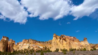 Escalante Grand Staircase Ulusal Anıtı 'nın güneybatı köşesindeki Grosvenor Kemeri üzerinde kümülüs bulutlarının zamanı. Kamera kilitlendi.