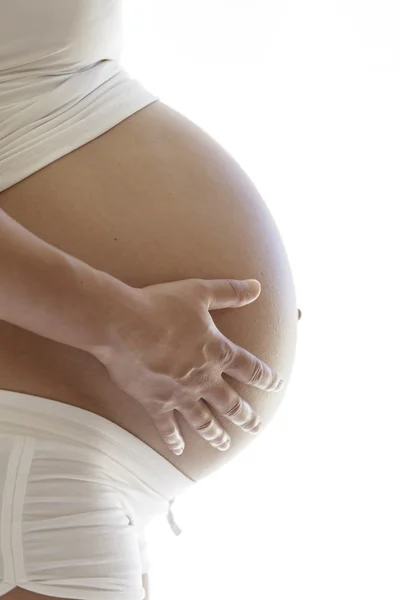 Mulher grávida segurando sua barriga — Fotografia de Stock