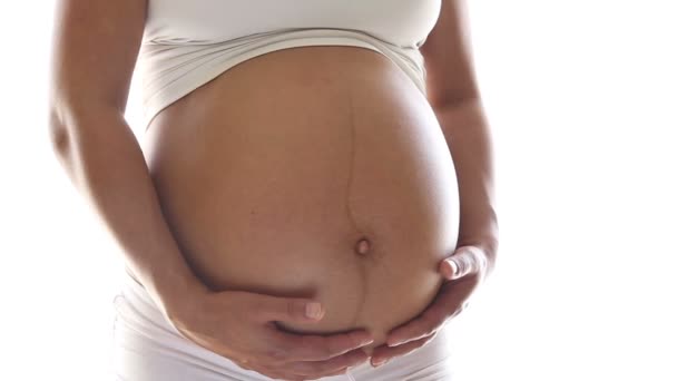 Mulher grávida acariciando sua barriga — Vídeo de Stock