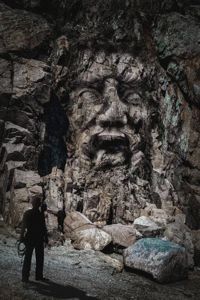 Eski taş oymacılığı insan yüzü heykelleri