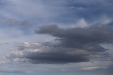 Mavi gökyüzü ve kabarık bulutlar