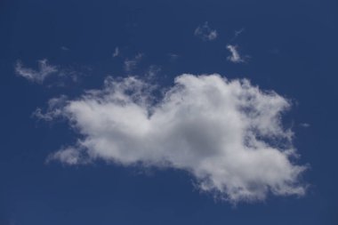 Mavi gökyüzü ve kabarık bulutlar