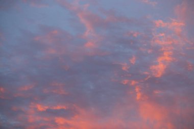 Mavi gökyüzü ve kabarık bulutlar