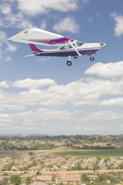 El avión de hélice única Cessna 172 volando en el cielo —  Fotos de Stock