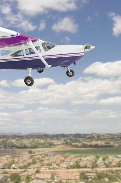 Cessna 172 enda Propeller flygplan flyger i himlen — Stockfoto