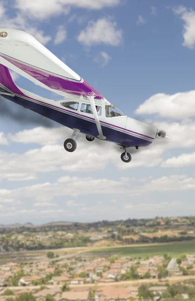 Cessna 172 med rök kommer från motorn på väg ner — Stockfoto