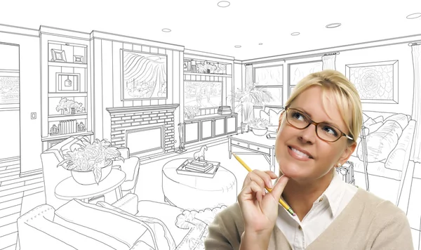 Женщина с карандашом над дизайном гостиной — стоковое фото