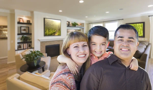 Jeune portrait de famille mixte dans le salon de la maison — Photo