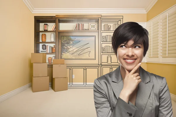 Смешанная расовая женщина в номере с рисунком развлекательного блока — стоковое фото