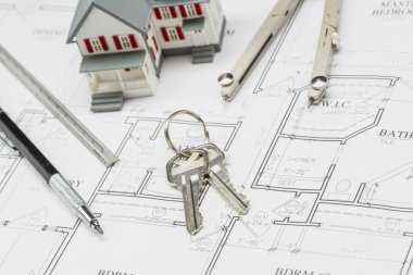 Ev, kalem, cetvel, pusula ve ev planları üzerinde dinlenme anahtar