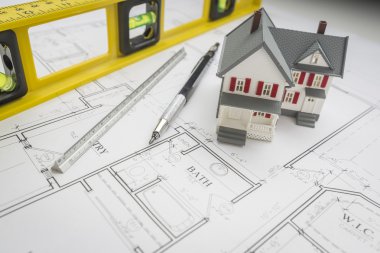 Eve, model düzeyi, kalem ve cetvel ev planları üzerinde dinlenme