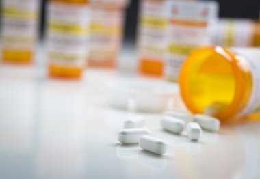 İlaç şişeleri düşmüş şişeden dökmek Pills arkasında