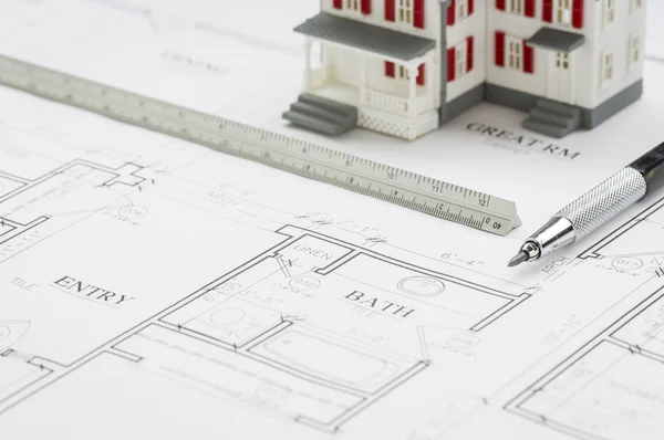 Model Home, ingenieur potloodzak en meterzak rustend op huis plannen — Stockfoto
