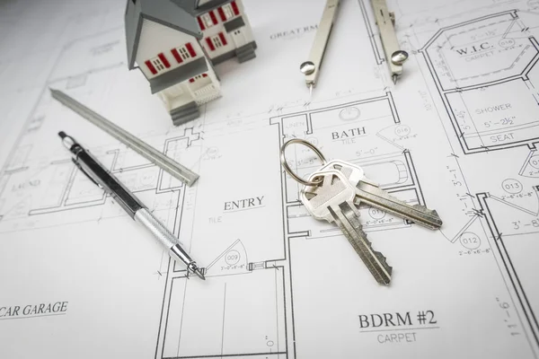 Huis, potlood, kompas, liniaal en sleutels rustend op huis plannen — Stockfoto