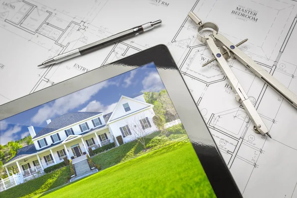 Tablet do computador que mostra a imagem da casa em planos da casa, lápis, composição — Fotografia de Stock