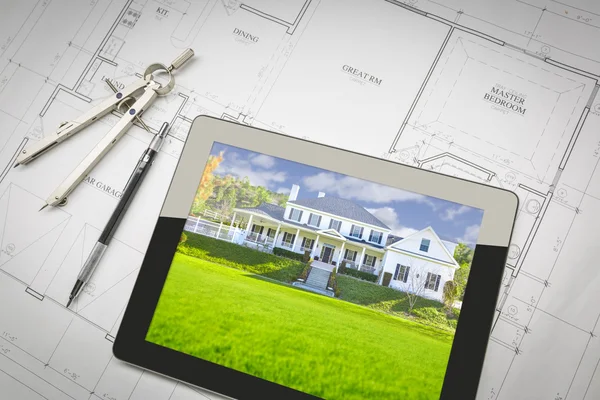 Tableta de la computadora que muestra la imagen de la casa en los planes de la casa, lápiz, comp — Foto de Stock