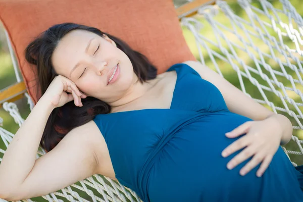 Młoda kobieta w ciąży chiński odpoczynek w hamaku — Zdjęcie stockowe