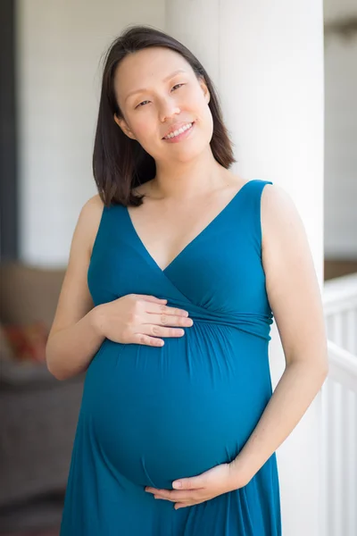 中国的年轻孕妇在前门廊的肖像 — 图库照片