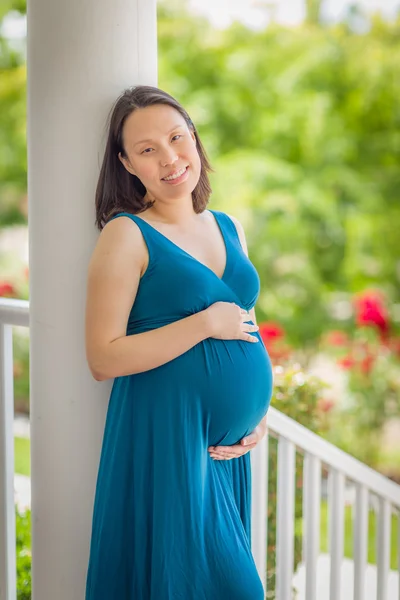 Portrait de jeune femme chinoise enceinte sur le porche avant — Photo