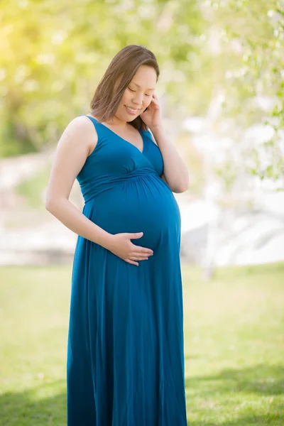 Young Pregnant Chinese Woman Portrait in Park — Stock Photo, Image