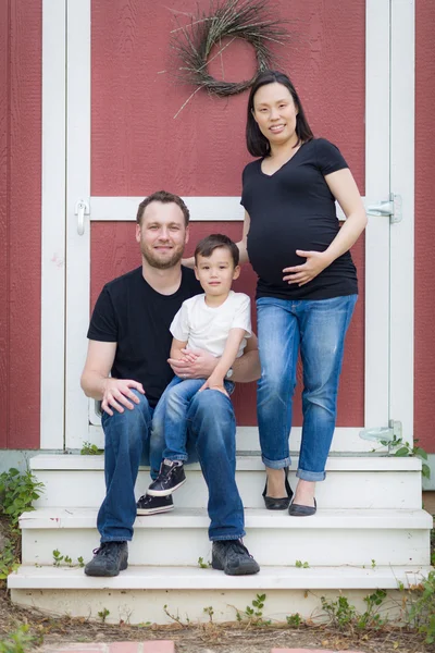 Retrato de feliz pareja embarazada de raza mixta con hijo pequeño —  Fotos de Stock