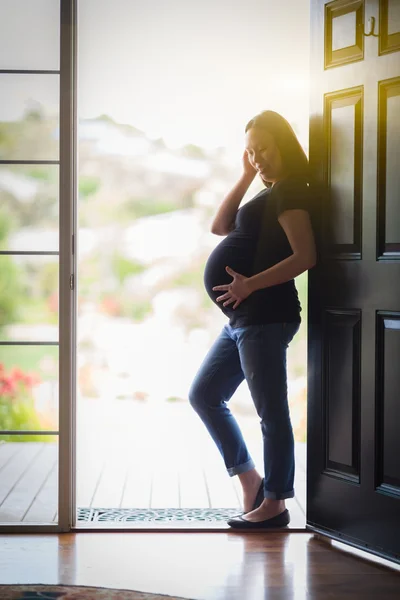 Chiński kobieta w ciąży, stojąc w drzwiach — Zdjęcie stockowe