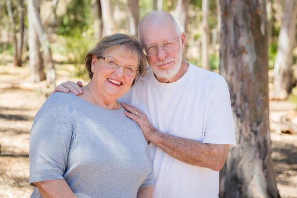 Gelukkige Senior paar portret buitenshuis — Stockfoto