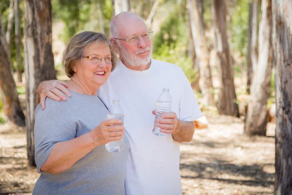 Gelukkig gezond Senior paar met Water flessen — Stockfoto
