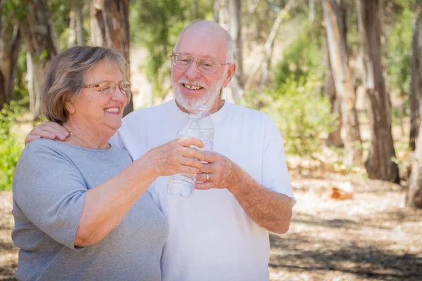 Glückliches gesundes Seniorenpaar mit Wasserflaschen — Stockfoto