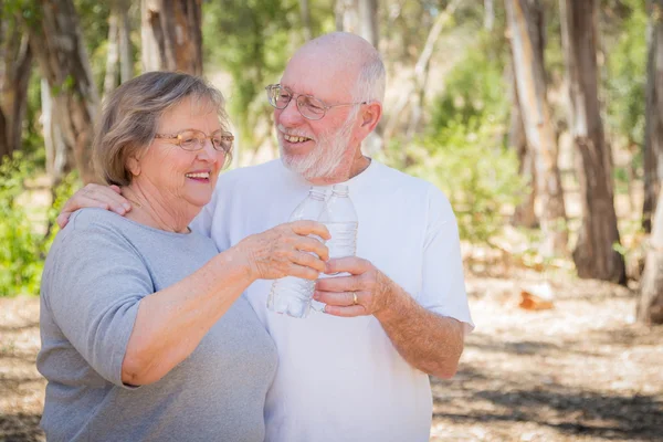 Felice coppia anziana sana con bottiglie d'acqua — Foto Stock